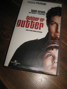 GRANT, HUGH: GUTTER ER GUTTER. 2002, 98 MIN. 