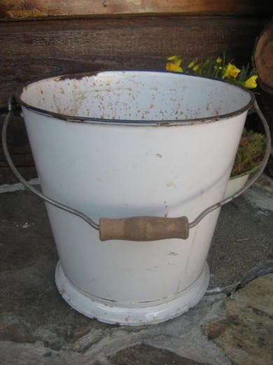 Emaljert spann med hank med trehandtak ca 30 cm i diameter 28 cm høg 50 tallet