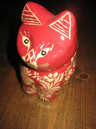 Handmala trekatt, design: Lise Skjåk Bræk. Ca 11 cm høg.