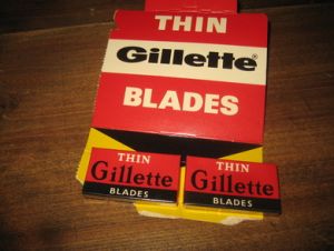 THIN GILETTE BLADES, 2 stk på plate. 60 tallet. 