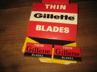 THIN GILETTE BLADES 2 stk på plate 60 tallet