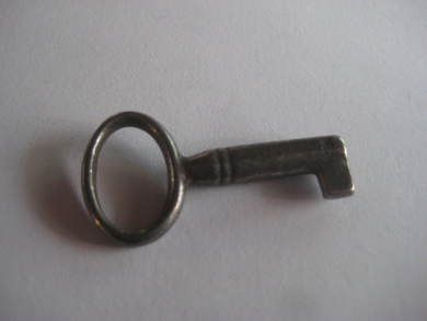 Gammel nøkkel, ca  2.6 cm lang, noe for din samling? Detter nøkkel nr 10