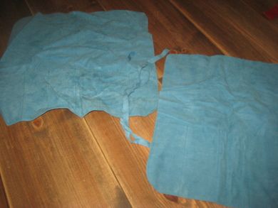 Etui i stoff berekna til sølvkniver etc 2 stk selges under ett