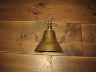 Messing bjelle i maritimt preg ca 22 cm høgt med god lyd