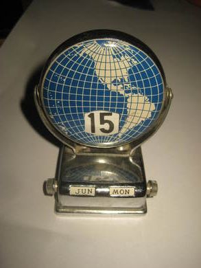 Pen kallender fra 20-30 tallet meget spesiell fungerer som den skal Viser dato dag og månad