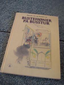 Lie: BUSTEHØNER PÅ BUSSTUR. 1998. 