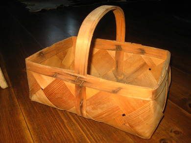 Gammel, fletta kurv med hank, ca 30*23 cm stor, 13 cm høg, 50-60 tallet. 