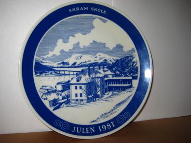 Pynteplatte med motiv fra Måløy: Nr 3 SKRAM SKOLE Jula 1981