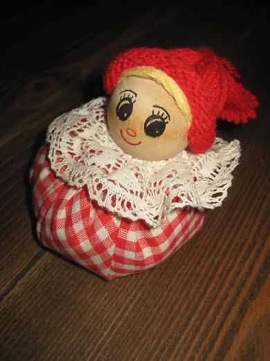 Liten og pen heimelaga nissekone Ca 10 cm høg