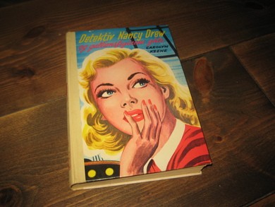 KEENE: Detektiv Nancy Drew og gallionsfigurens gåte. Bok nr 28, 1967.