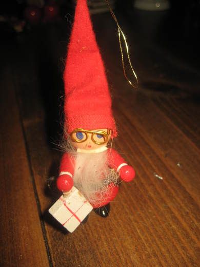 Nisse med pakke ca 8 cm høg 80 tallet