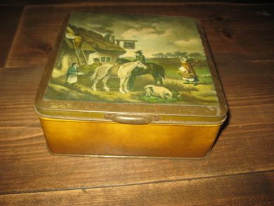 Pen eldre engelsk boks ca 17*17 cm stor 6 cm høg 50 tallet