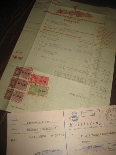 Minde SJOKOLADE - KAKAO & KONFEKTFABRIKK 5 3 1955 med kr 152 60 i stempelmerker