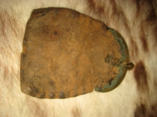 Meget gammel hestehandlerpung med messingbeslag og nøkkel i kjede, 1800 tallet. 114 cm høg. 