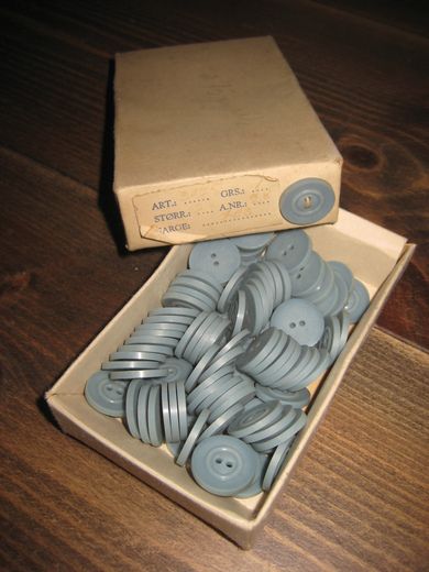 Eske med gamle knapper, 50 - 60 tallet.