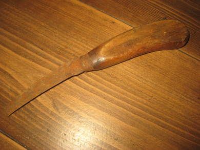 Eldre skomakerutstyr med trehandtak fra gammelt skomakeri på 40 tallet