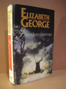 GEORGE, ELIZABETH: I fiendens nærvær. 1996.,