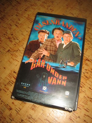 OLSENBANDEN GÅR UNDER VANN 2002 92 MIN