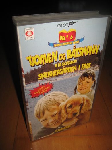 VI PÅ SALTKRÅKAN. SNEKKERGÅRDEN I FARE. 1975, 77 MIN