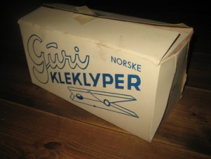 Stor eske fra Ørsta Kleklypefabrikk, ca 31*14 cm stor, 16 cm høg, pen i ditt krambomiljø. 60 tallet. 