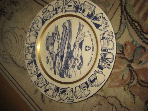 Porselensfat fra GODALEN VIDEREGÅENDE SKOLE STAVANGER 1981 Figgjo ca 28 cm i diameter