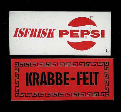 Reklamebrikke for PEPSI med tekst på baksida: KRABBE- FELT
