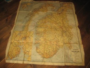 Gammelt kart over: NORGE, JERNBANER, SKIB og BILER mm. 68*78 ncm stort, 1935.