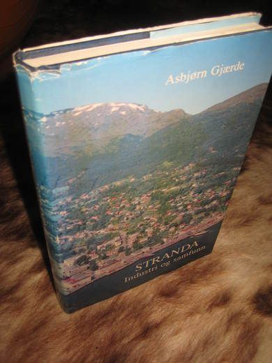GJERDE, ASBJØRN: STRANDA. Industri og Samfunn. 1990.