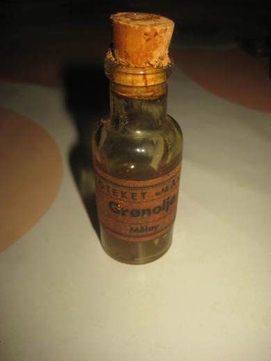 Eldre flaske med noe innhold GRØNOLJE fra APOTEKET MÅKEN MÅLØY 50-60 tallet
