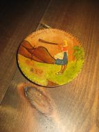 Gammelt dekorert dreia trefat ca 8 5 cm i diameter