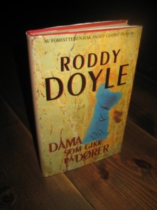 DOYLE, RODDY: DAMA SOM GIKK PÅ DØRER. 1996. 