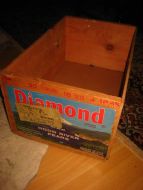 Pen trekasse med dekorativt sidebilde DIAMOND PEARS stempla på sida 