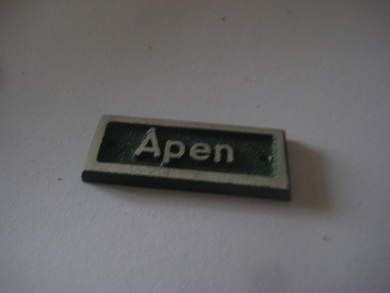 Metallskilt med tekst: ÅPEN Ca 3 cm langt metall skilt