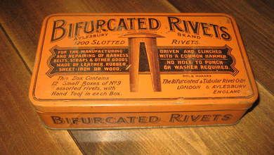 Pen boks, BIFURCATED RIVETS, ca 18*9 cm stor, 4 cm høg, 50-60 tallet.