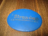 Ovalt reklamemerke i plast fra Stranda Lenestolfabrikk, Stranda.