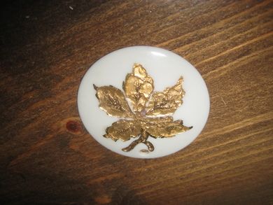 Jakkenål i dekorert porselen, ca 5.5 cm i diameter. Nål er ikkje festa på baksida, dette er en smal sak. 