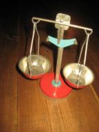 Gammel barneleke, pendelvekt, 40-50 tallet. Ca 18 cm høg.