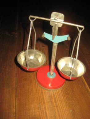 Gammel barneleke, pendelvekt, 40-50 tallet. Ca 18 cm høg.