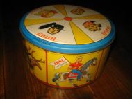 Meget pen boks med reklame for DORTE MARFETT GHALLA MARGARIN ARNE MARGARIN fra BORGAR MARGARINFABRIKK 50 tallet Ca 22 cm i diameter 11 cm høg