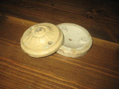 Takrosett i porselen ca 9 cm i diameter dette er nr 1
