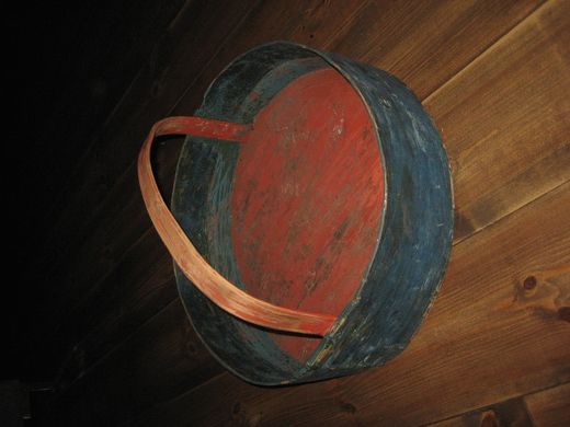 Gammel flatbrødkorg med hank fra forige århundreskifte