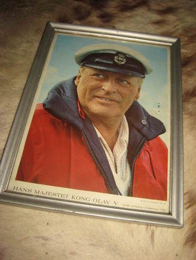 HANS MAJESTET KONG OLAV 1966 Pent bilde i glass og ramme ca 22*31 cm stort