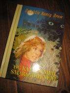 Derw: Detektiv Nancy Drew OG KATTEN MED SMARAGDØYNENE. Bok nr 72, 1984.