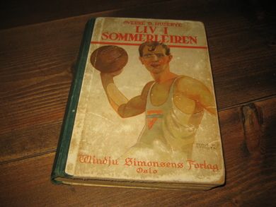 HUSEBYE: LIV I SOMMERLEIREN. 1930.