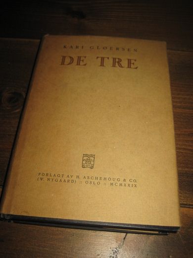 GLØERSEN, KARI: DE TRE. 1929.