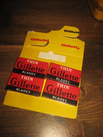 THIN GILETTE BLADES 4 stk på plate 60 tallet