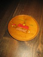 Gammelt dekorert dreia trefat ca 9cm i diameter