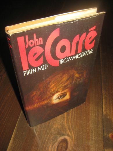 le Carre: PIKEN MED TROMMESTIKKENE. II. 1985.