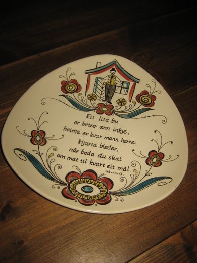 Trekanta stort pyntefat fra Stavangerflint ca 25 cm høgt tekst fra Håvamål