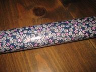 Uåpna rull julepapir fra 80 tallet 2 5 meter småblomstra på blå bakgrunn dette er rull nr 15